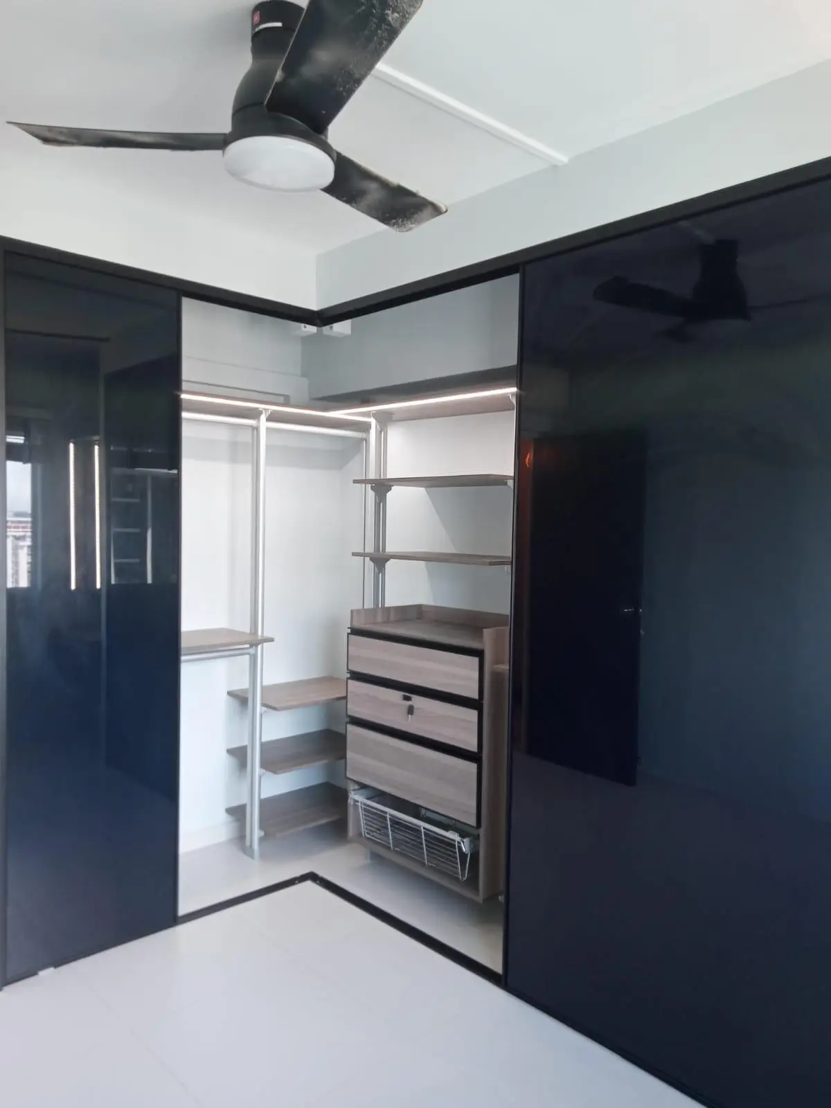 Modular wardrobe maximising vertical space