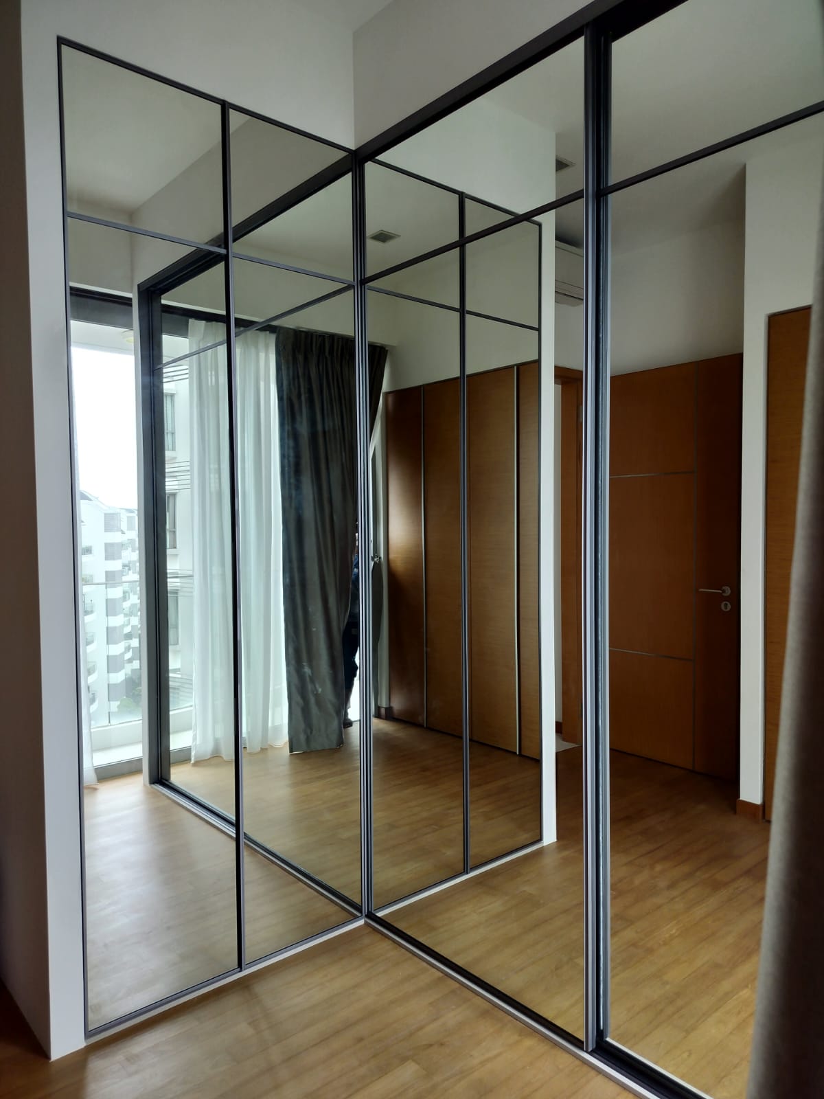 L-shaped wardrobe with mirror
