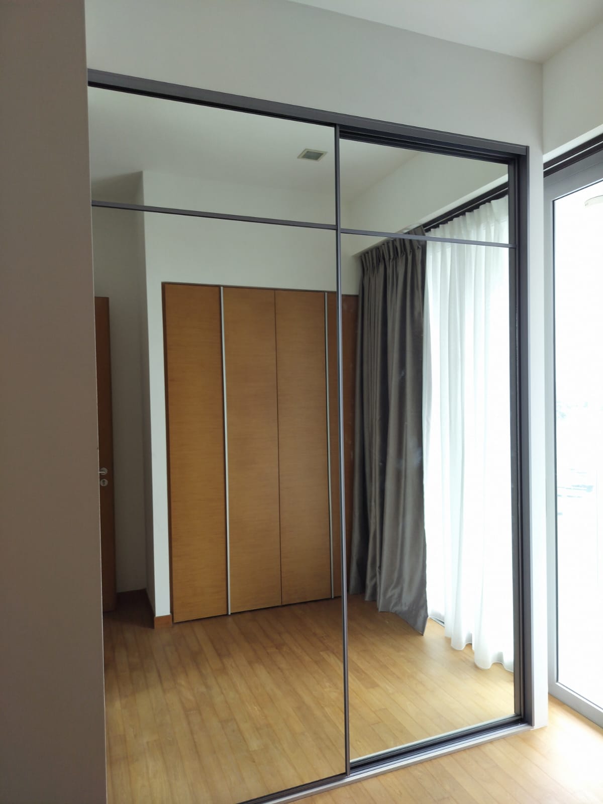 Mirror sliding door
