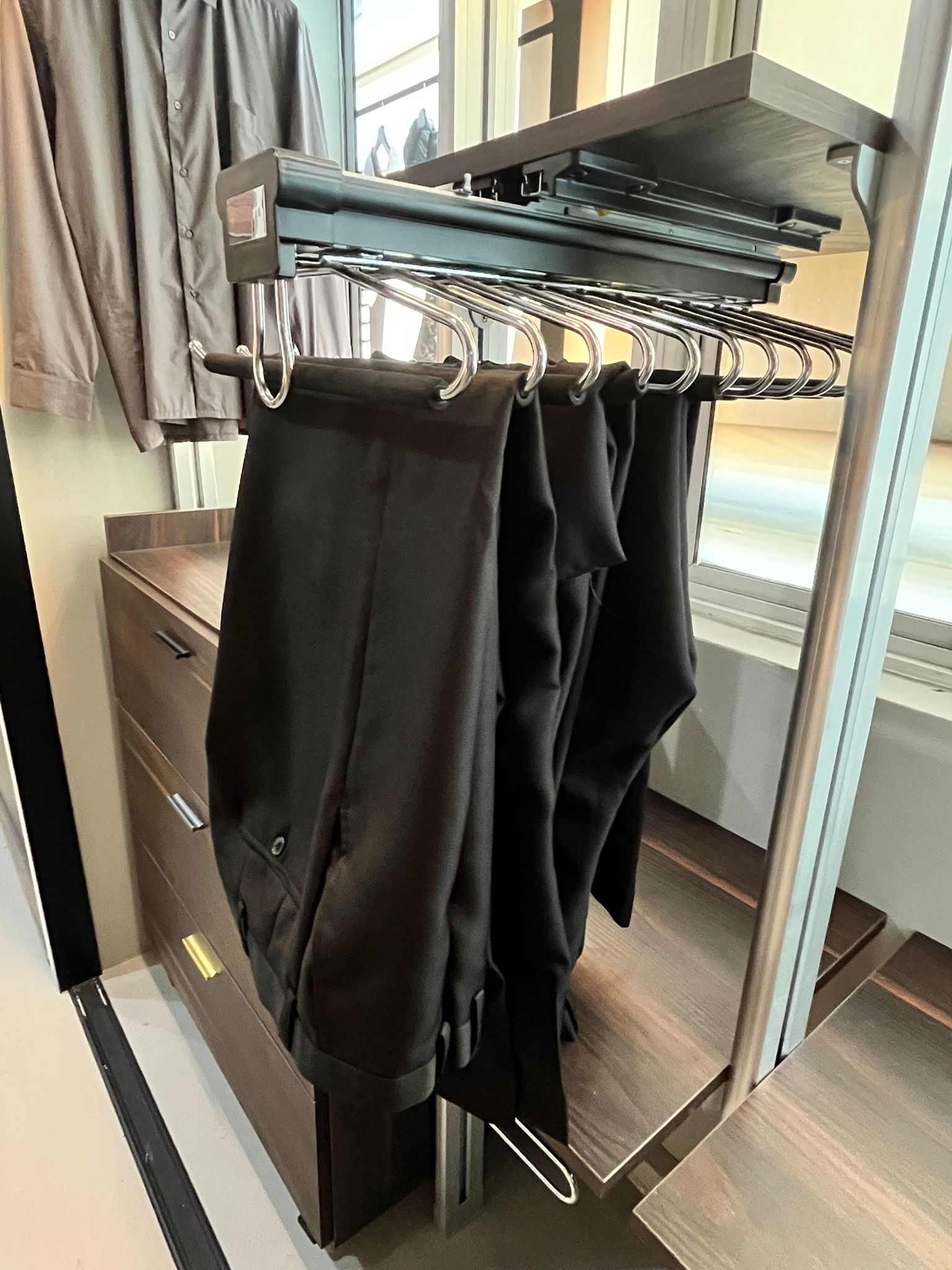 Pull-out trouser hanger for space-saving organisation