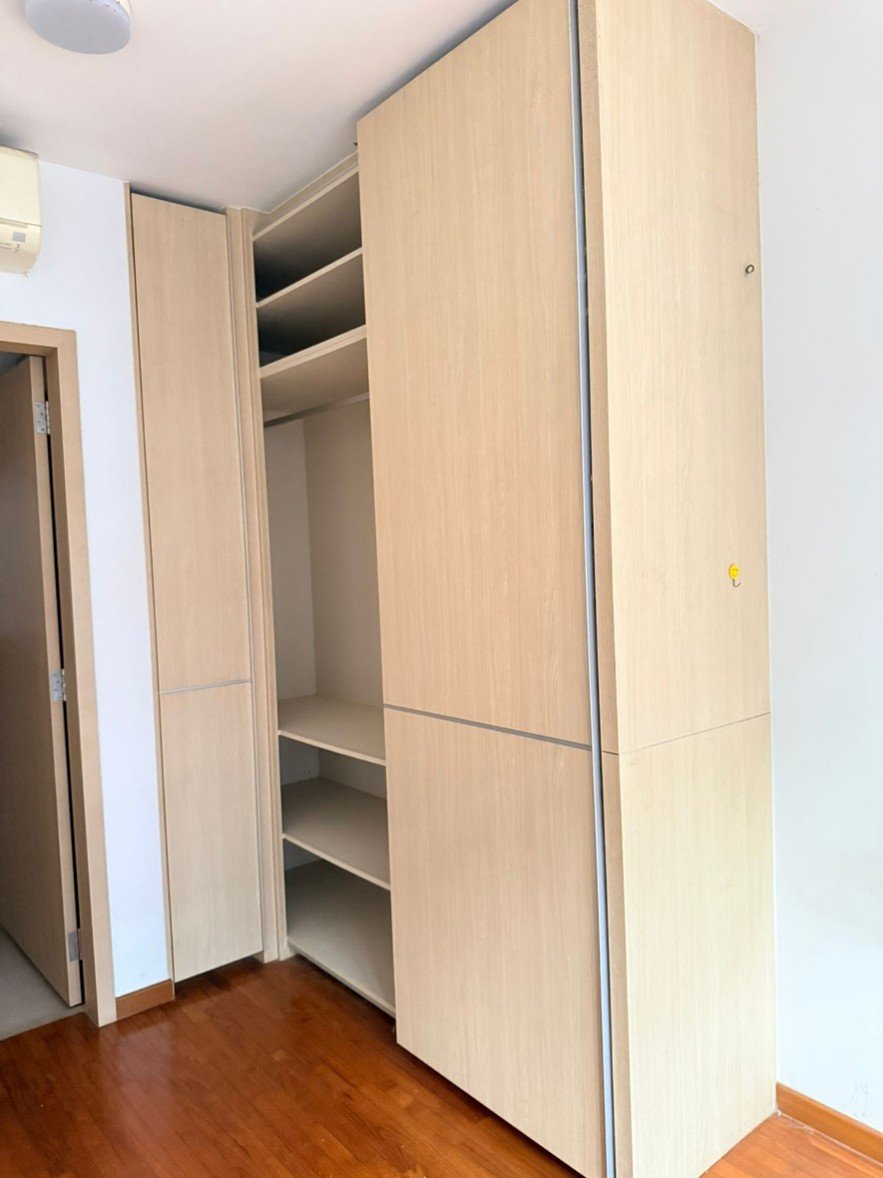 L-shaped carpentry wardrobe with blind corner