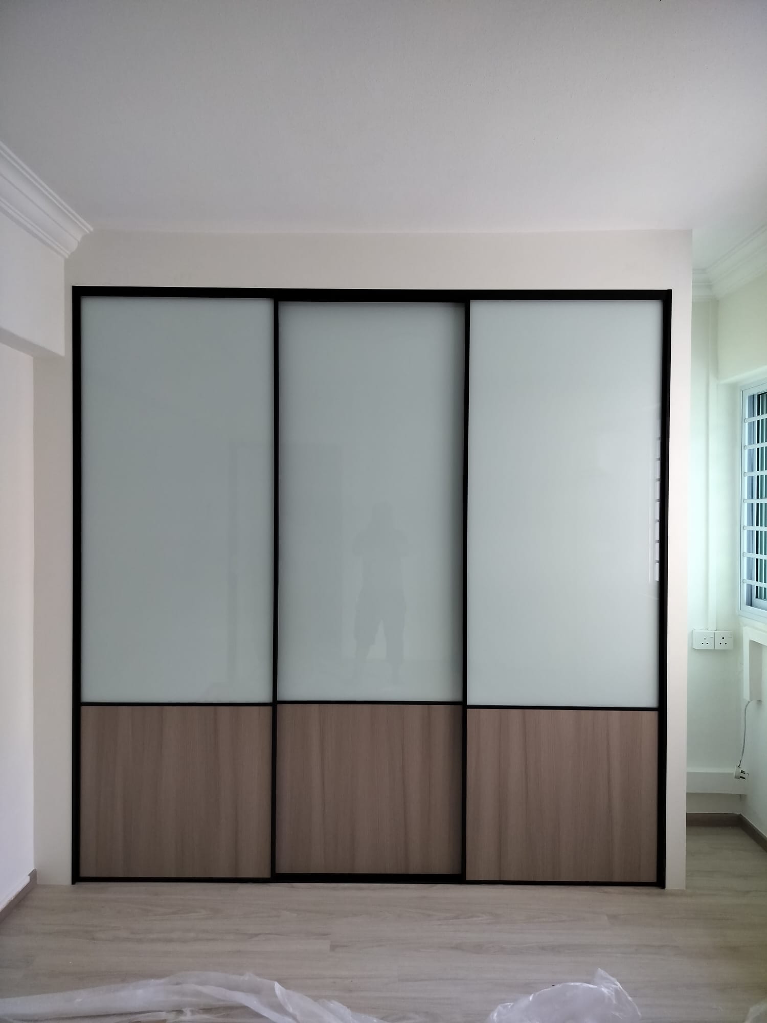 After closed: HausPole wardrobe with sliding doors closed, beam and trunking fully concealed