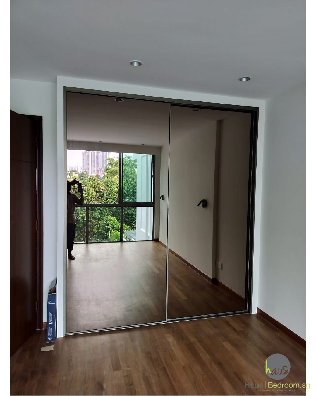 HausPole wardrobe with mirror sliding doors