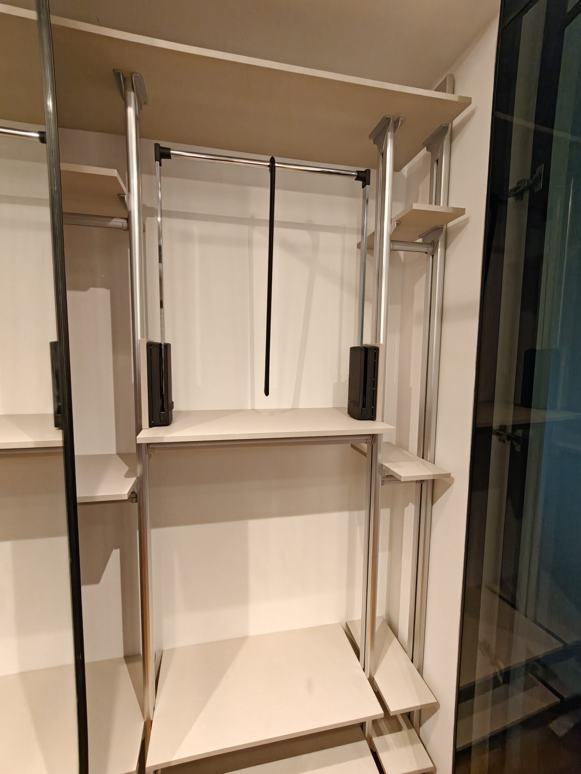 Pull-down hanging rod for high wardrobe sections