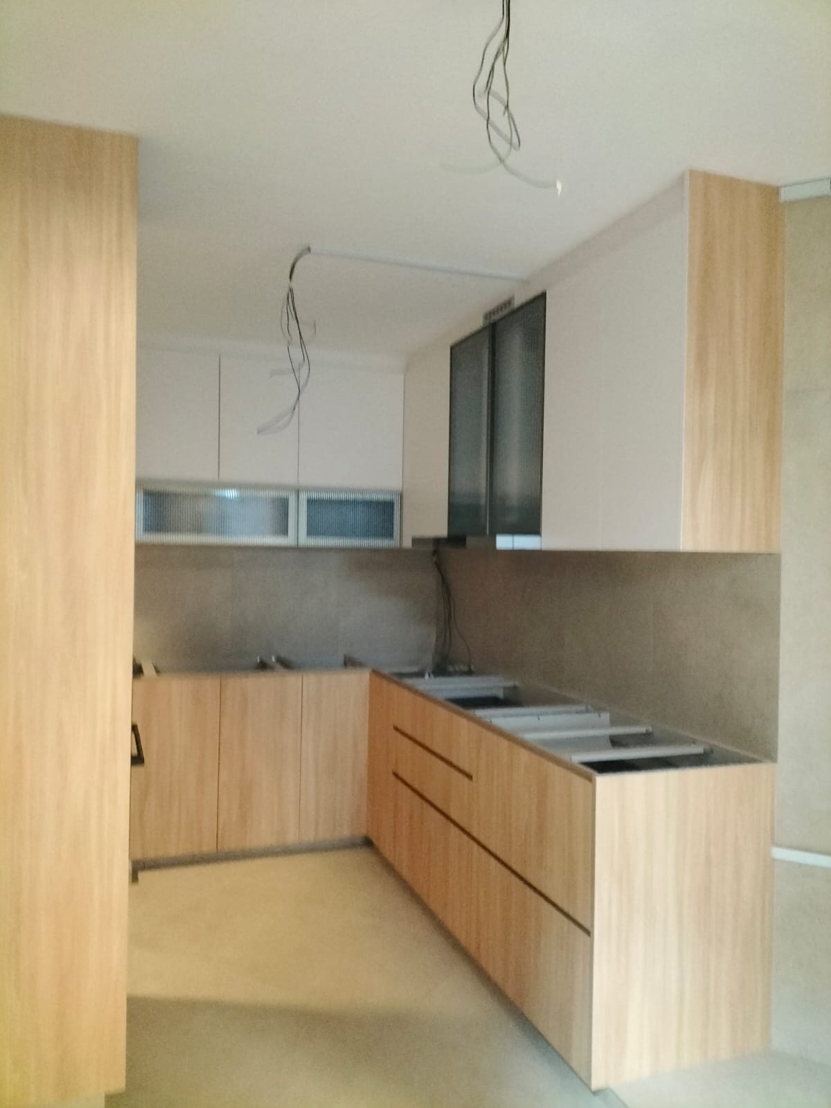 Aluminium-framed fluted glass cabinet doors in a hybrid kitchen in a Sengkang resale HDB