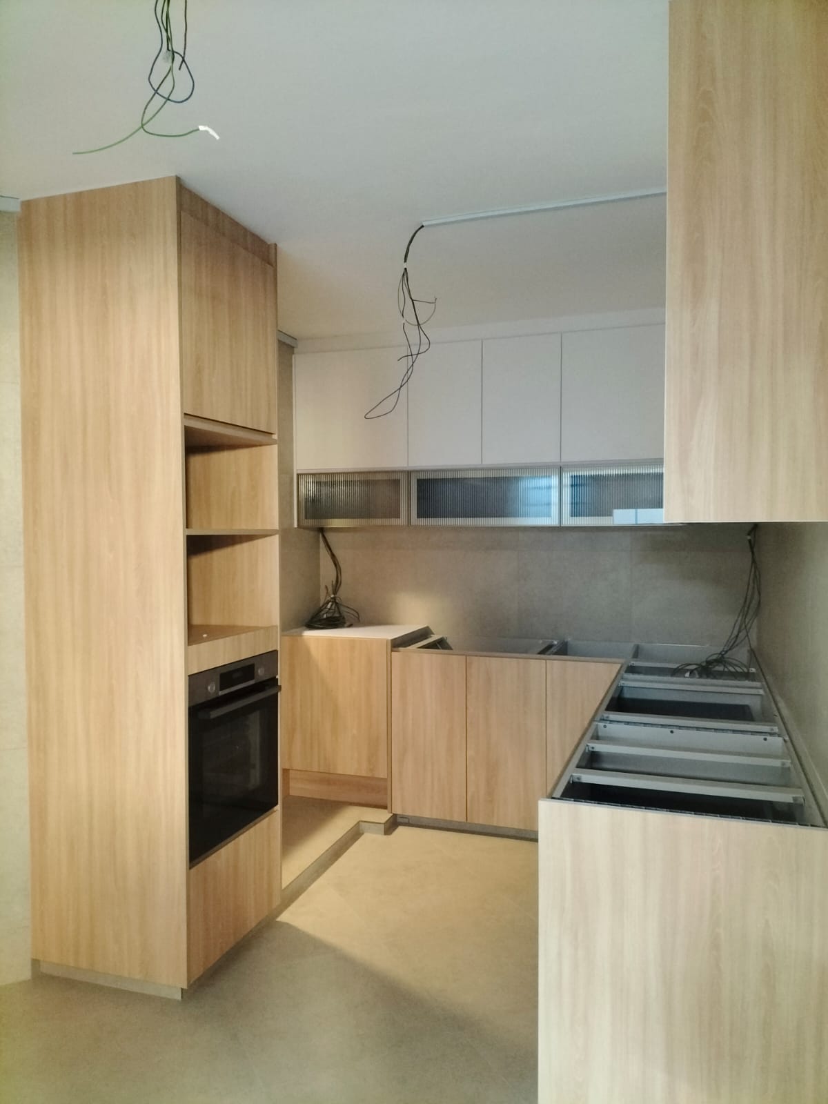 Hybrid kitchen in a Sengkang resale HDB with laser-welded aluminium base cabinets, WPC doors and plywood wall cabinets