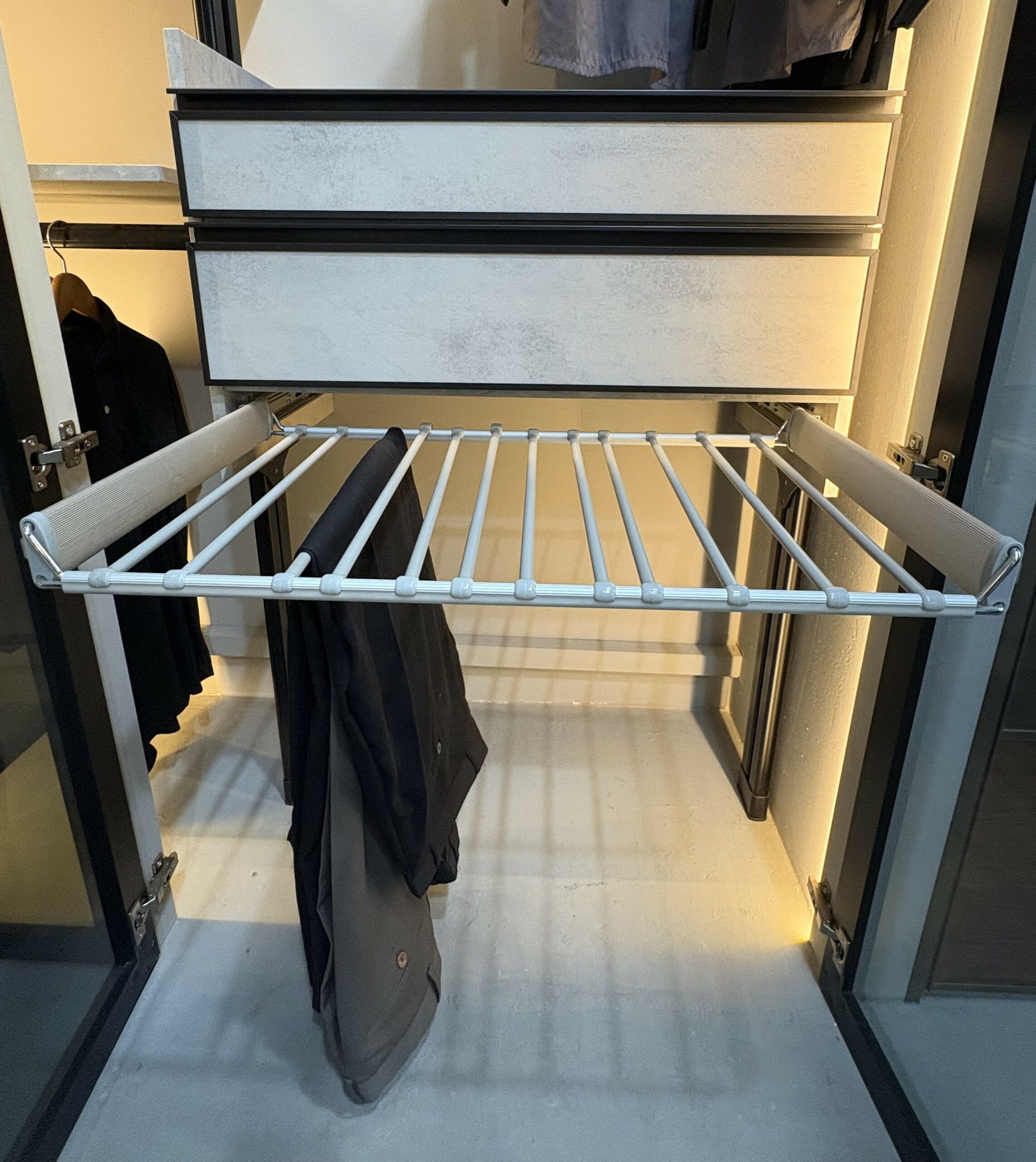 Pull-out trouser hanger, type A