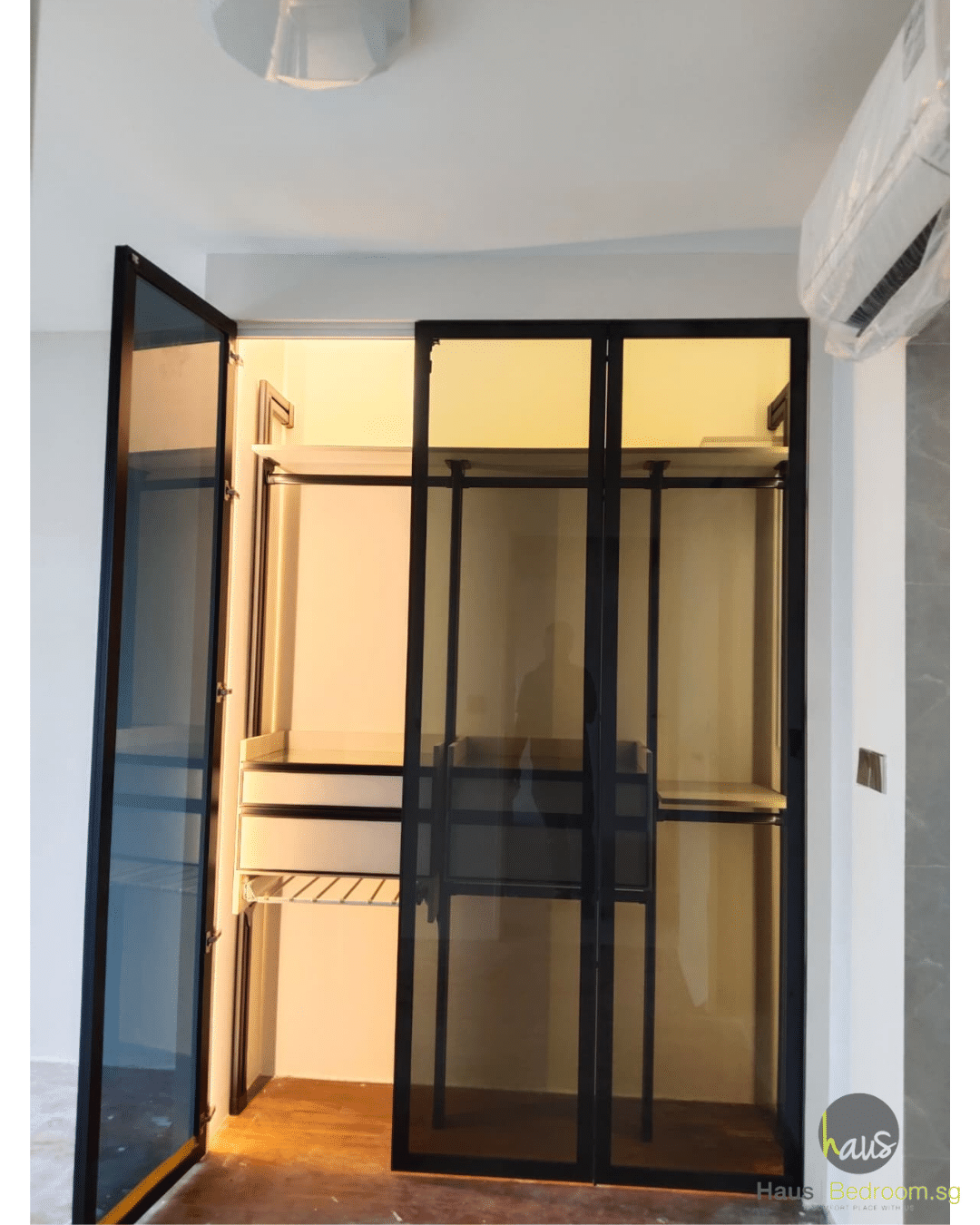 HausPole wardrobe with aluminium-framed glass swing doors