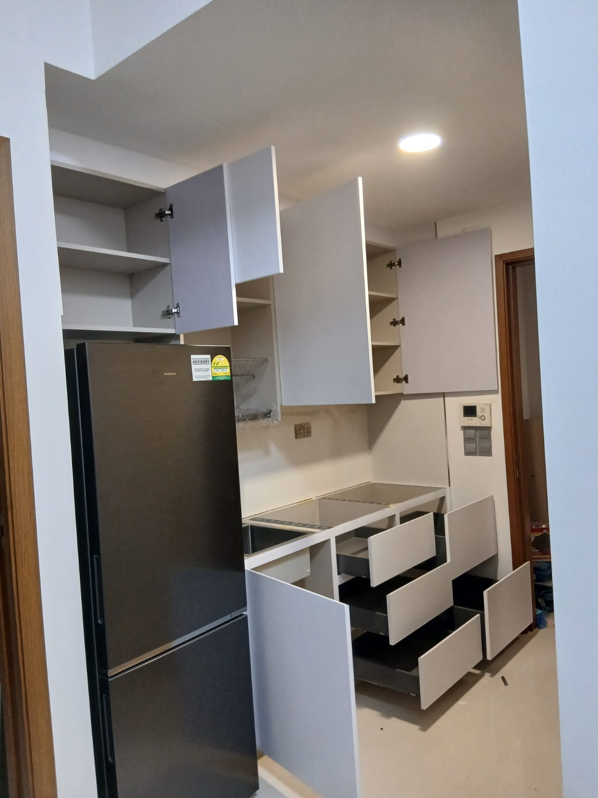 Blum Merivobox drawers and Blum hinges in a laser-welded aluminium kitchen cabinet with WPC laminated doors